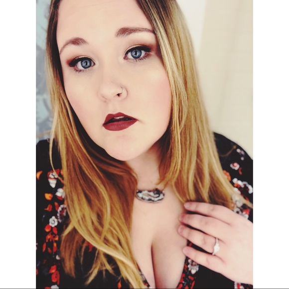 👋🏻 Shop my closet! About Me 💐 - Picture 1 of 3